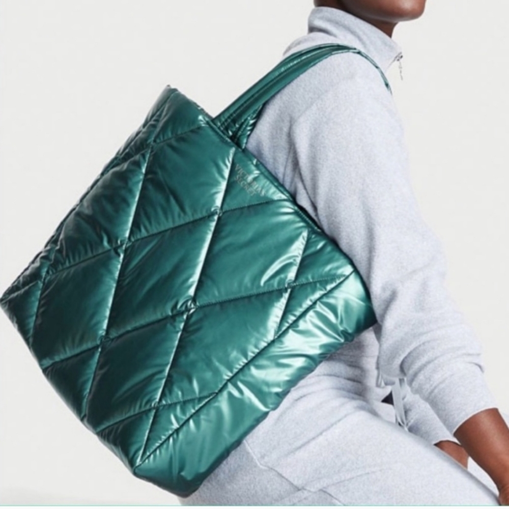Victoria’s Secret. 2022 Puffer tote